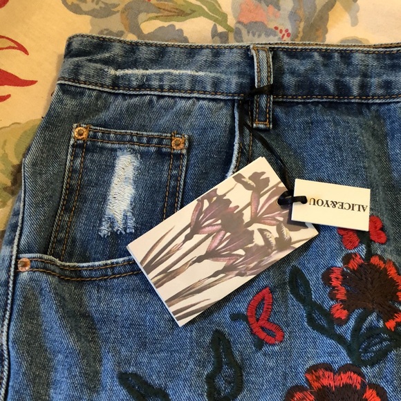 ALICE & YOU Size 26 Denim Shorts Floral Embroidered Fold-Hem  Distressing $69NEW - Picture 9 of 16